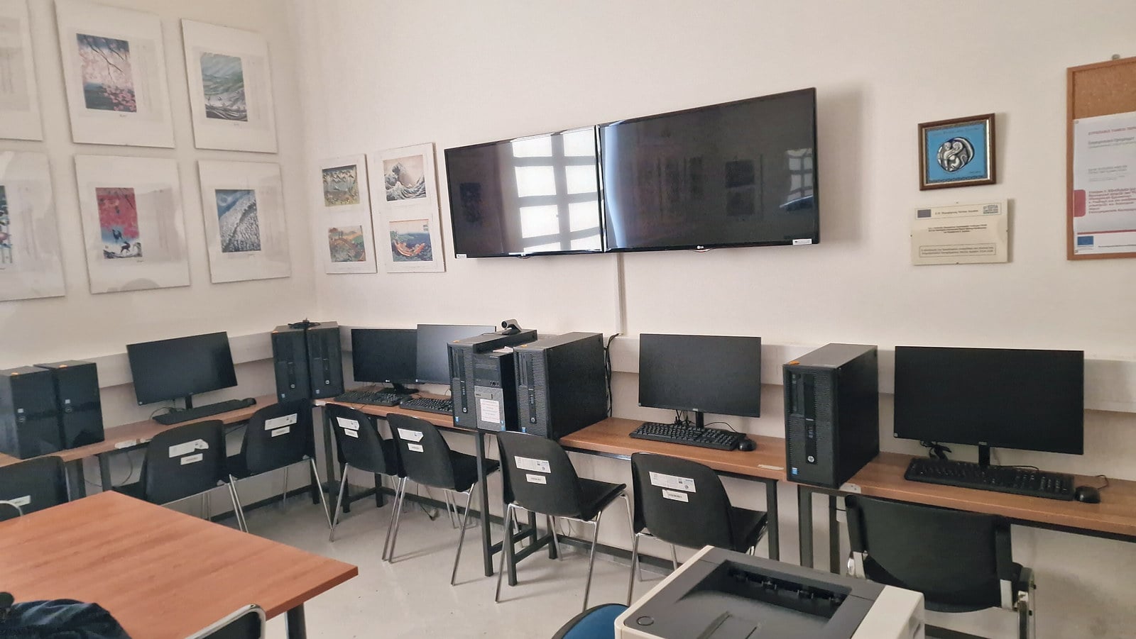 Θέσεις εργασίας με υπολογιστές κατά μήκος του τοίχου